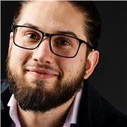 Sono un Attore di teatro professionista di 28 anni con base a Milano. Mi offro come actor coach on to one per attori/attrici e attori/attrici-alliev* che si stanno preparando per uno o più provini, oppure che vogliono semplicemente perfezionare le proprie